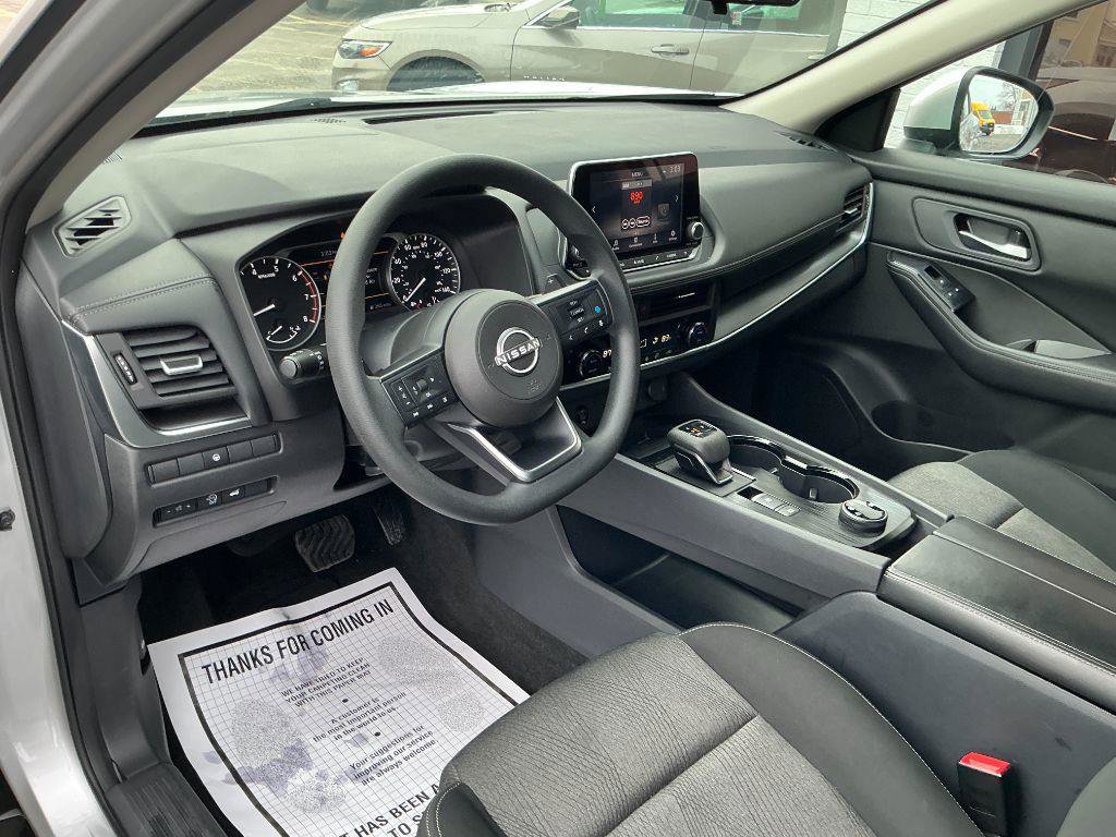 Used 2024 Nissan Rogue SV image 3