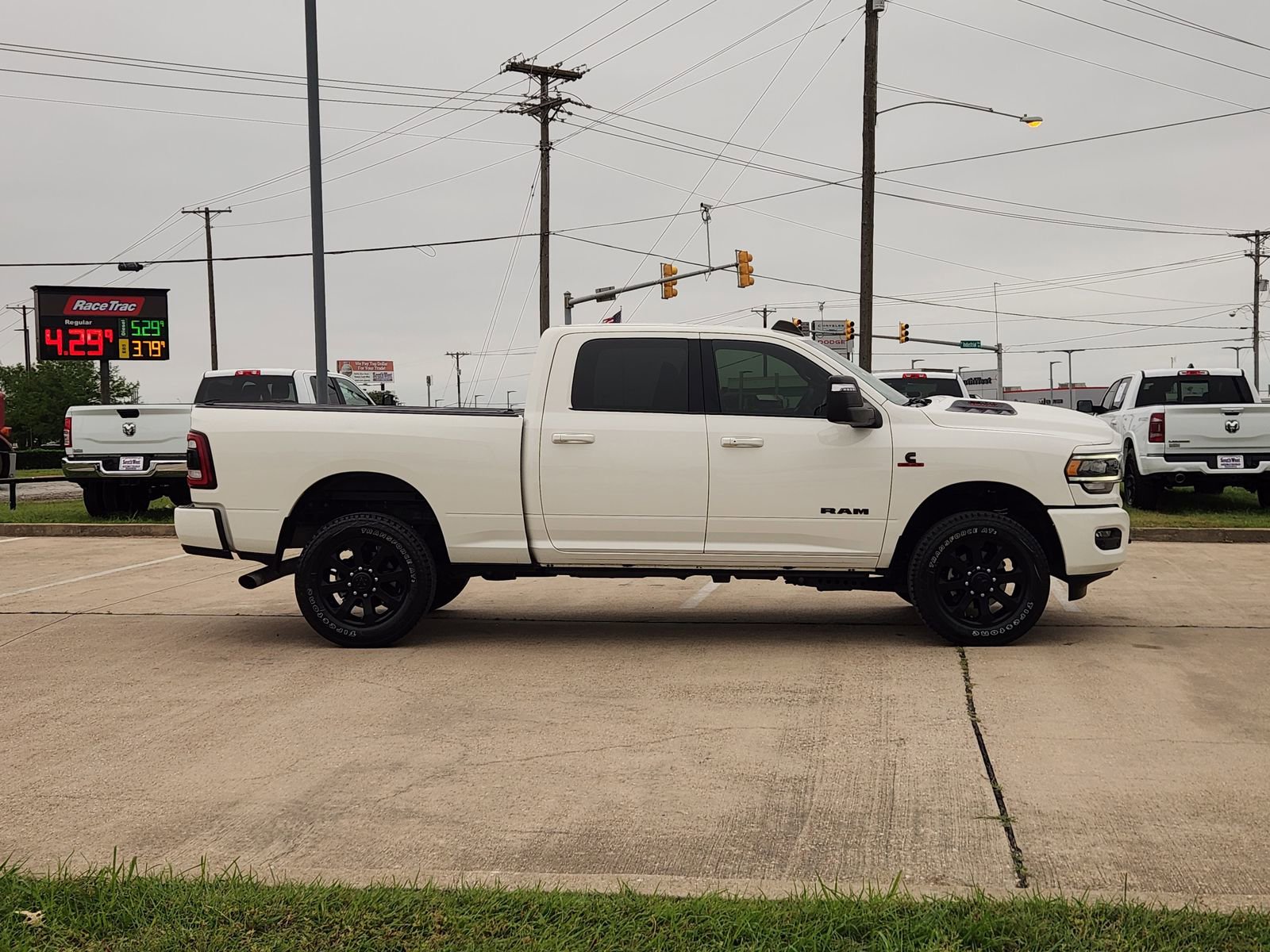Used 2024 RAM 2500 Laramie w/ Night Edition AWD/4WD image 7