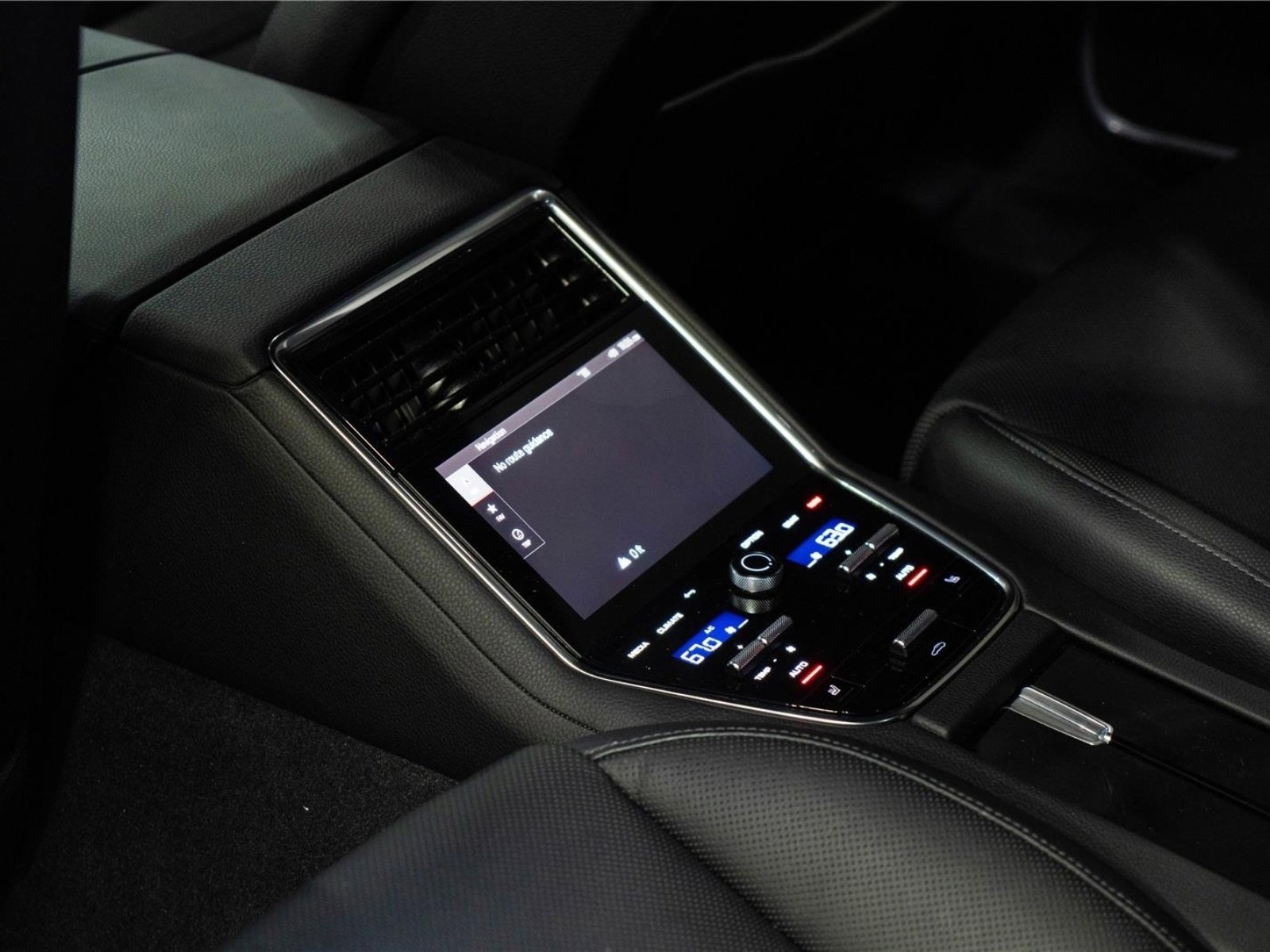 Used 2022 Porsche Panamera 4S image 25