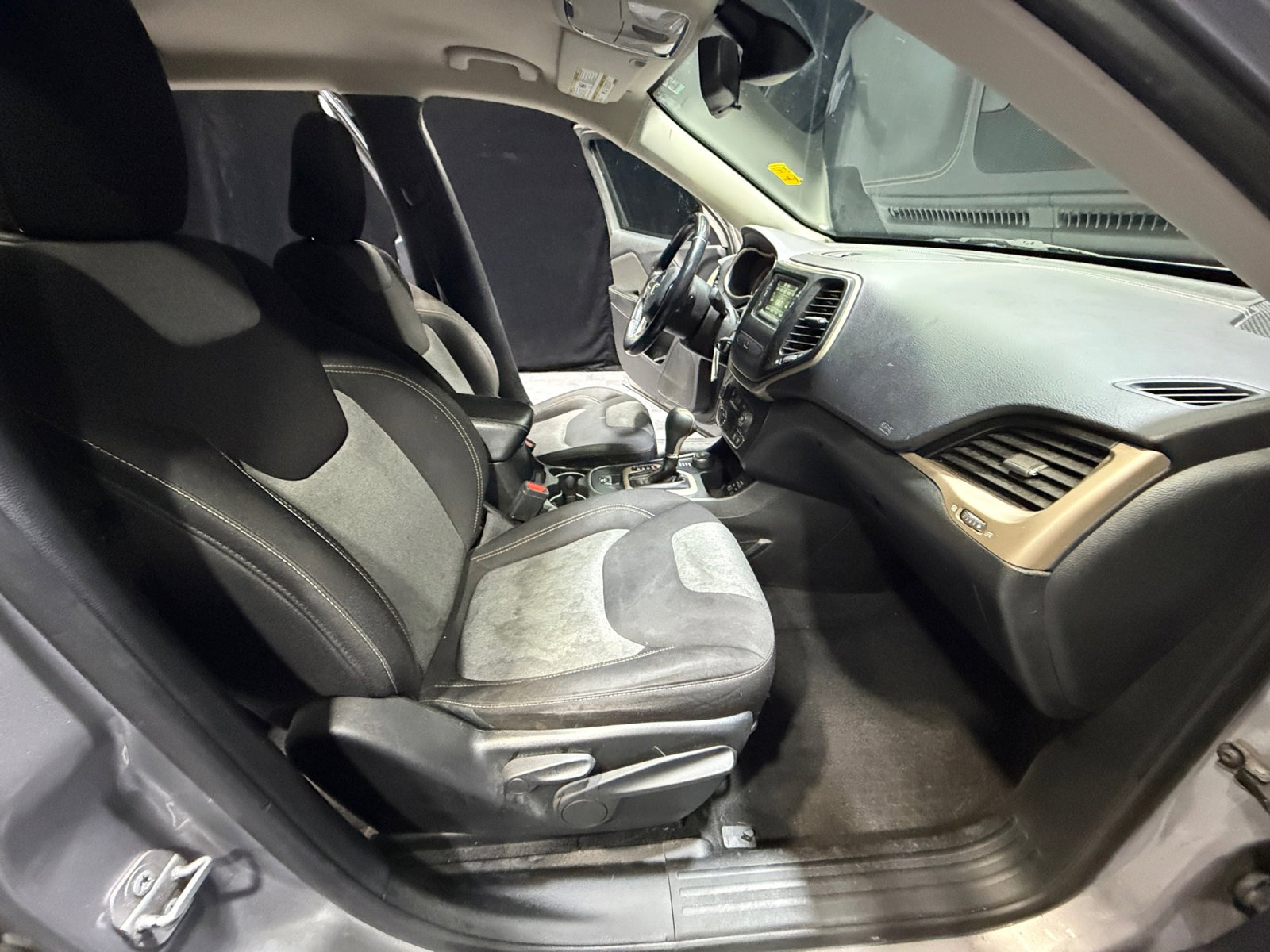 Used 2017 Jeep Cherokee Sport AWD/4WD image 19