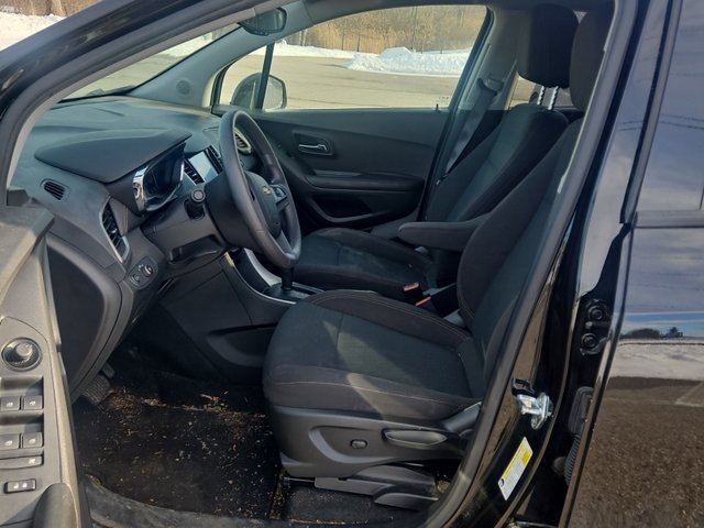 Used 2022 Chevrolet Trax LS w/ Tint and Cruise Package image 5