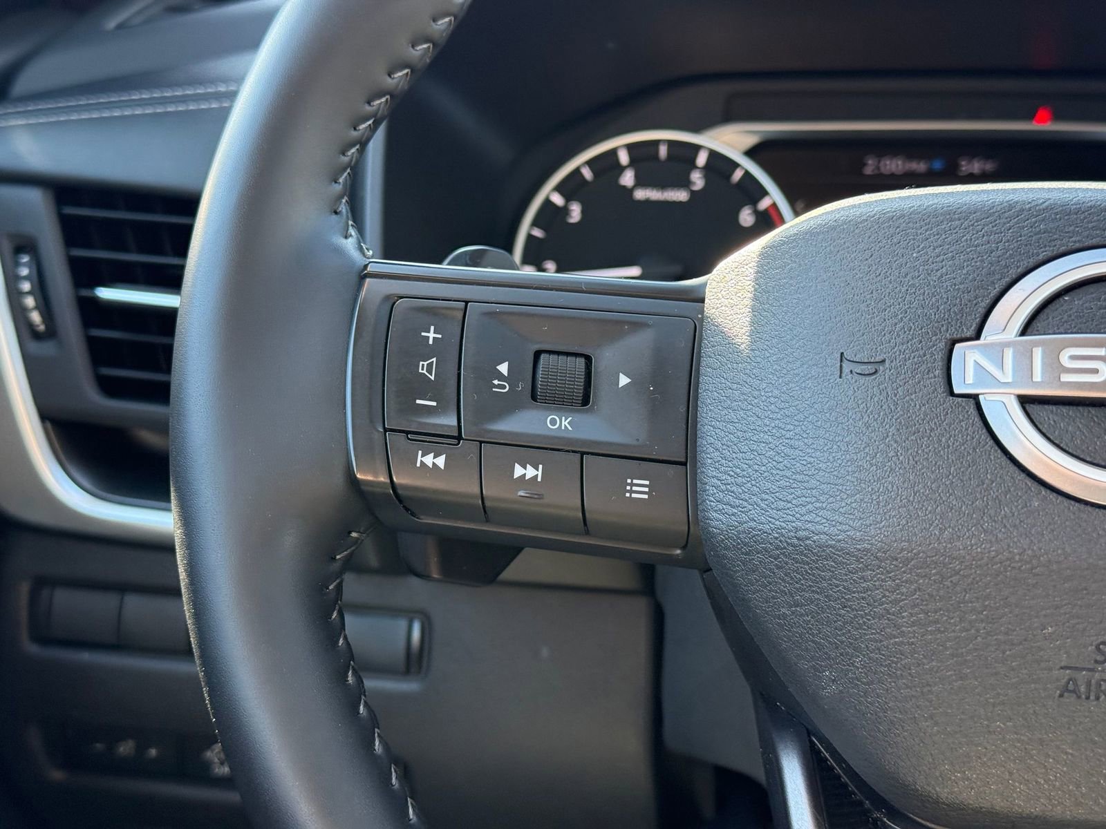 Certified 2025 Nissan Rogue SV image 16