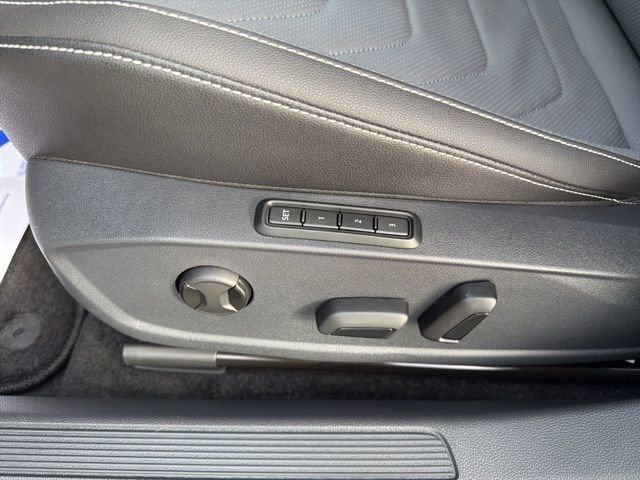 Certified 2025 Volkswagen Jetta SEL image 22