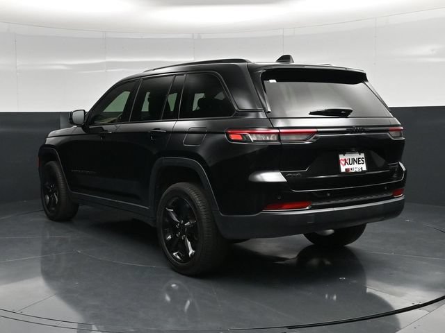 Used 2023 Jeep Grand Cherokee Limited w/ Black Appearance Package AWD/4WD image 12