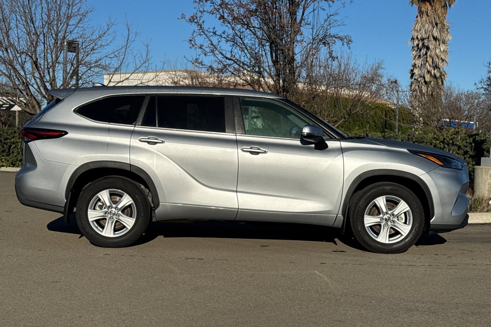 Used 2025 Toyota Highlander LE image 3