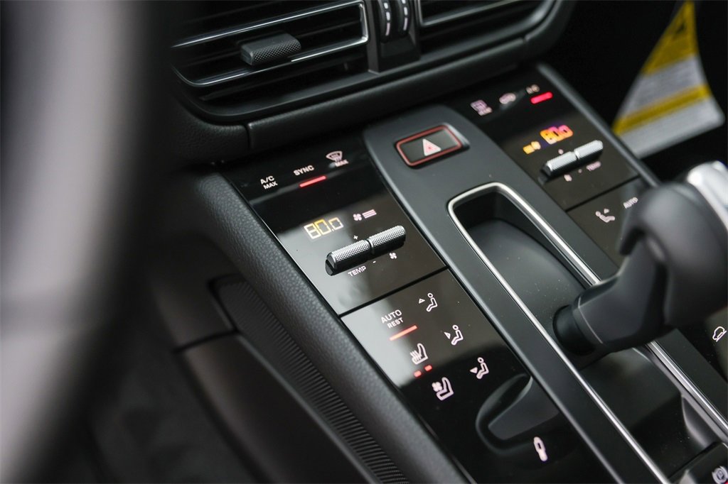 Certified 2025 Porsche Macan Turbo image 18