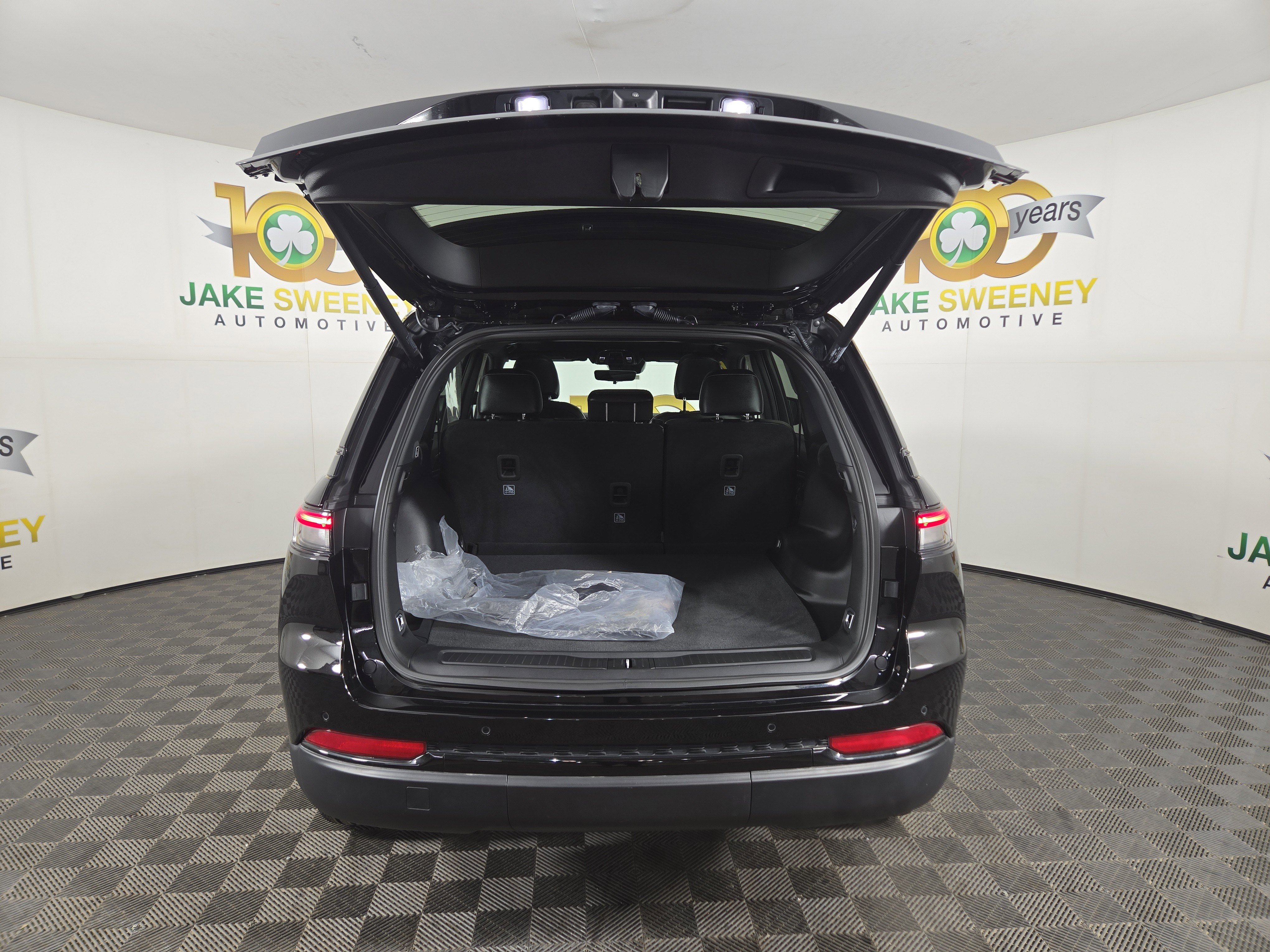 Used 2025 Jeep Grand Cherokee Limited w/ Black Appearance Package image 35