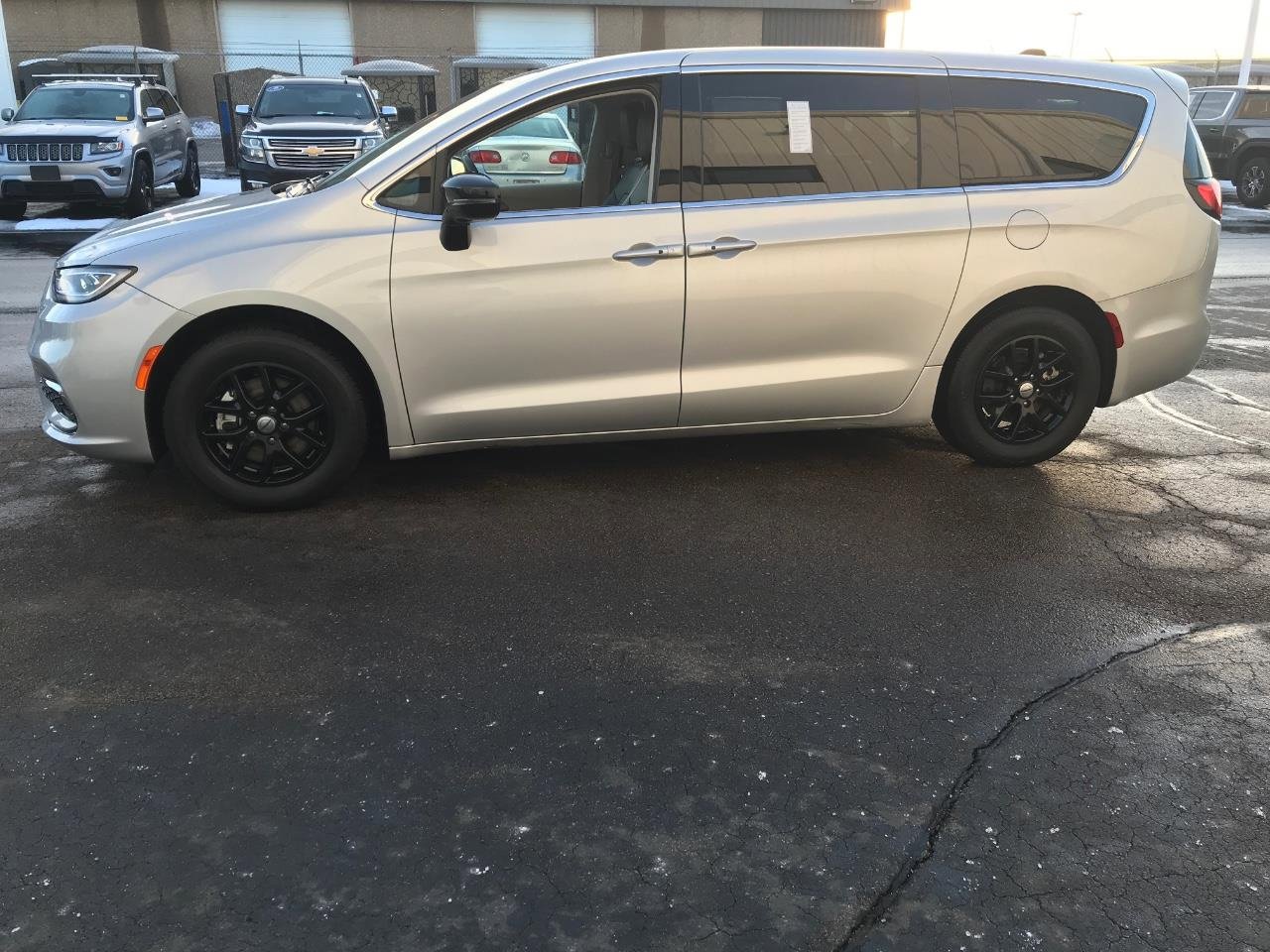 Used 2024 Chrysler Pacifica Touring-L image 11