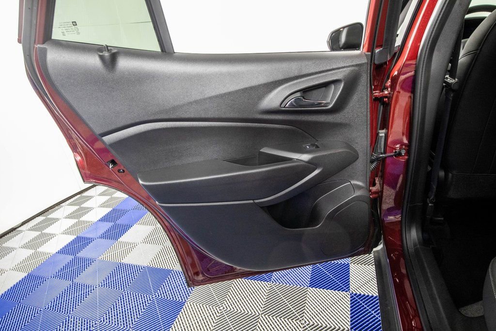 Used 2025 Chevrolet Trax LT w/ LT Convenience Package image 14