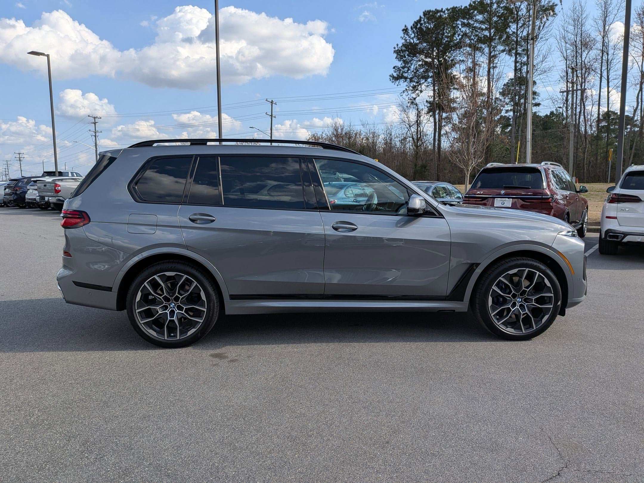 New 2026 BMW X7 xDrive40i w/ M Sport Package AWD/4WD image 2