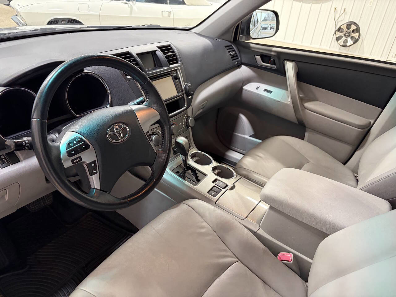 Used 2013 Toyota Highlander 4WD Hybrid image 14