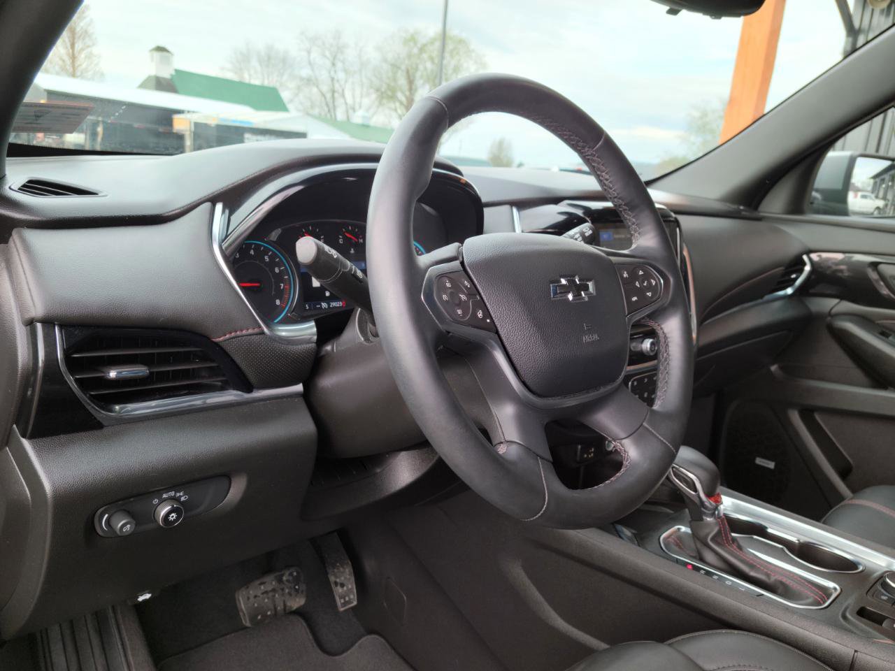 Used 2023 Chevrolet Traverse RS image 9