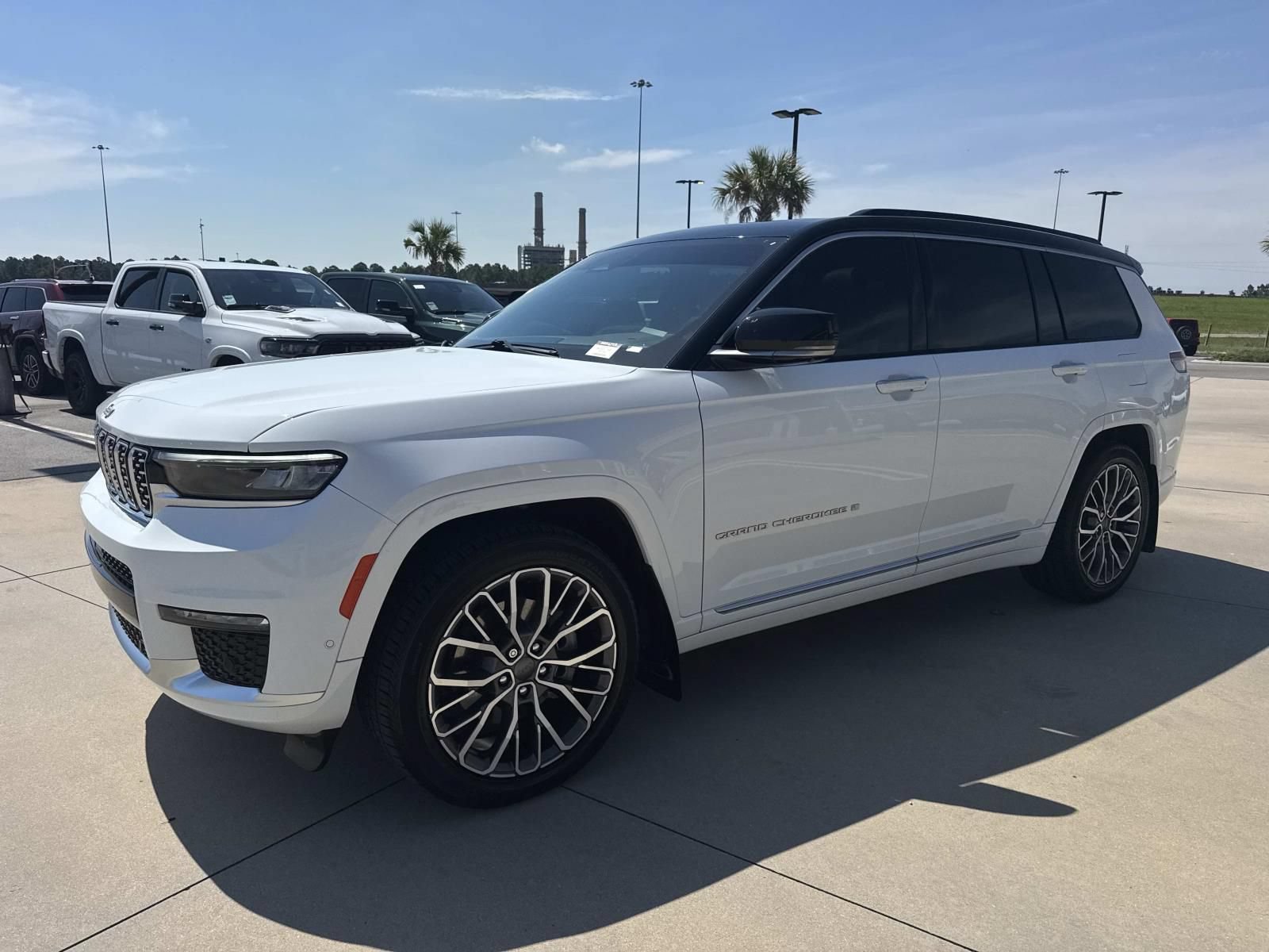 Used 2025 Jeep Grand Cherokee L Summit AWD/4WD image 3