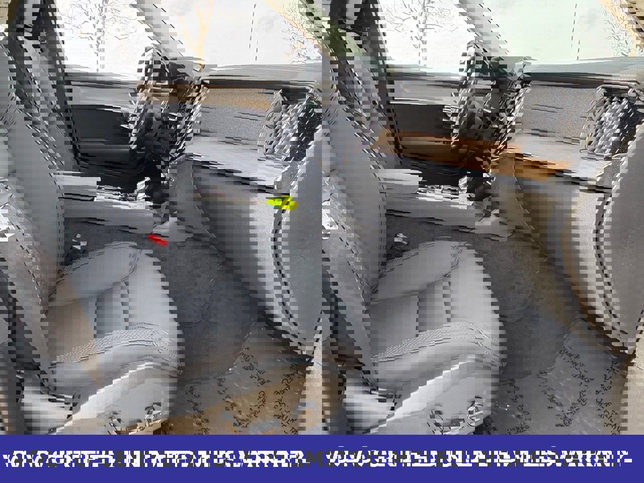 Certified 2025 Volvo XC90 B6 Plus image 40