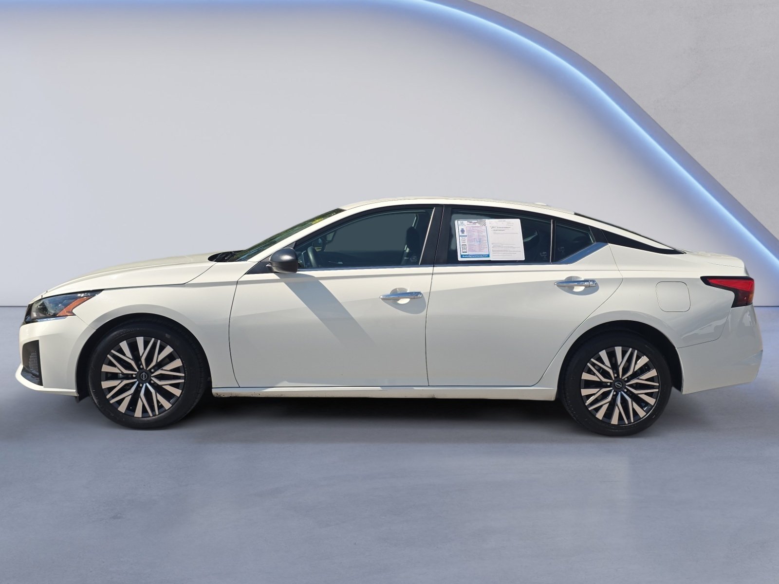Used 2025 Nissan Altima 2.5 SV FWD image 2