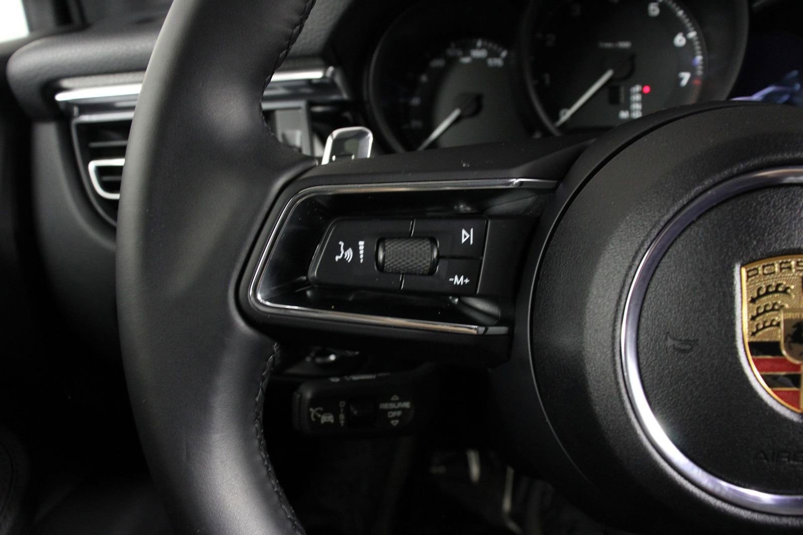 Certified 2025 Porsche Macan image 14