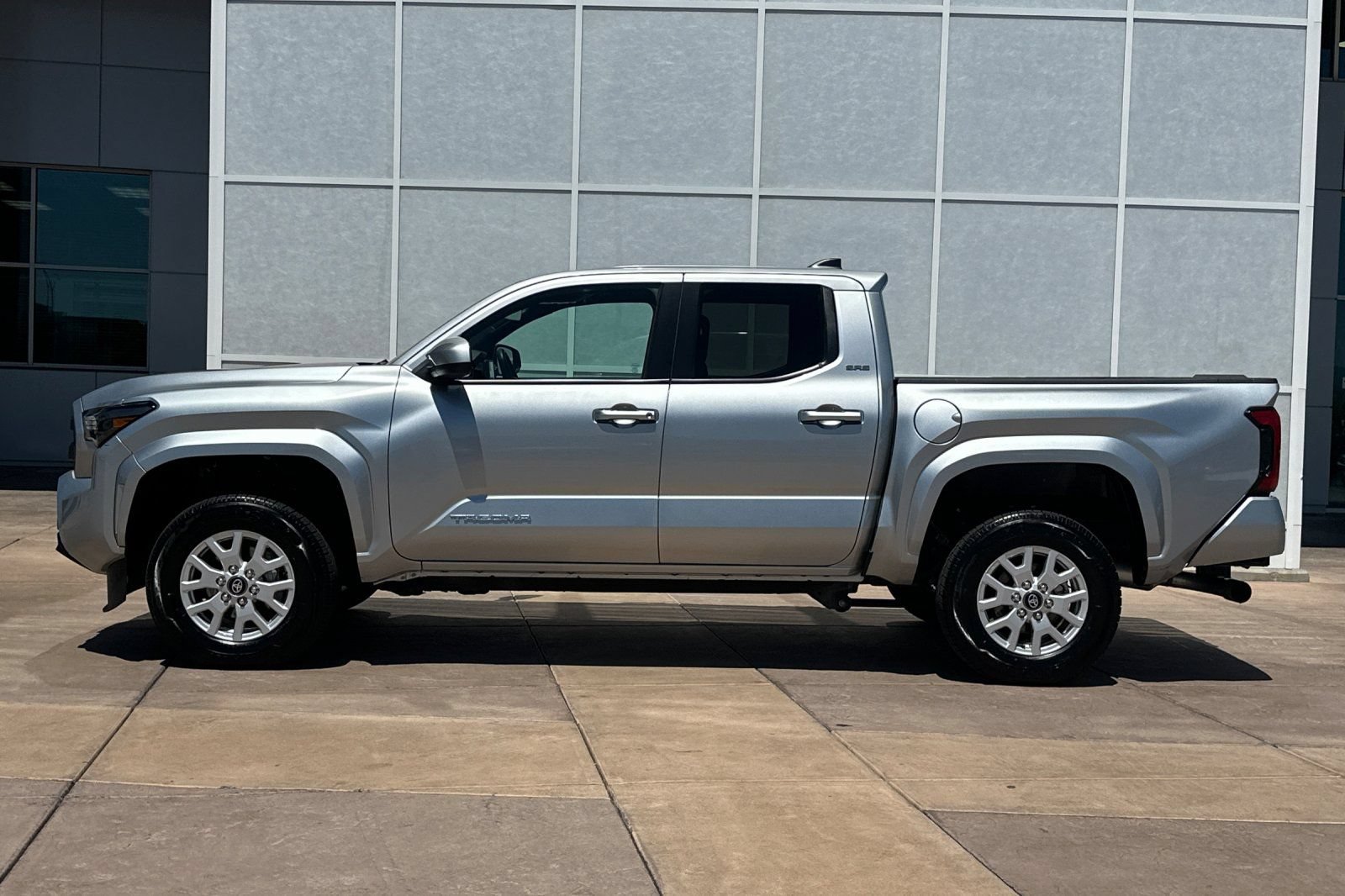 Used 2024 Toyota Tacoma SR5 AWD/4WD image 7