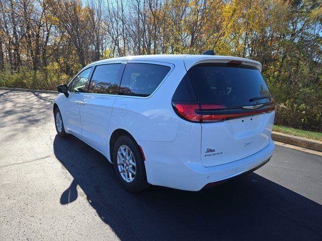 Used 2024 Chrysler Pacifica Touring-L FWD image 6