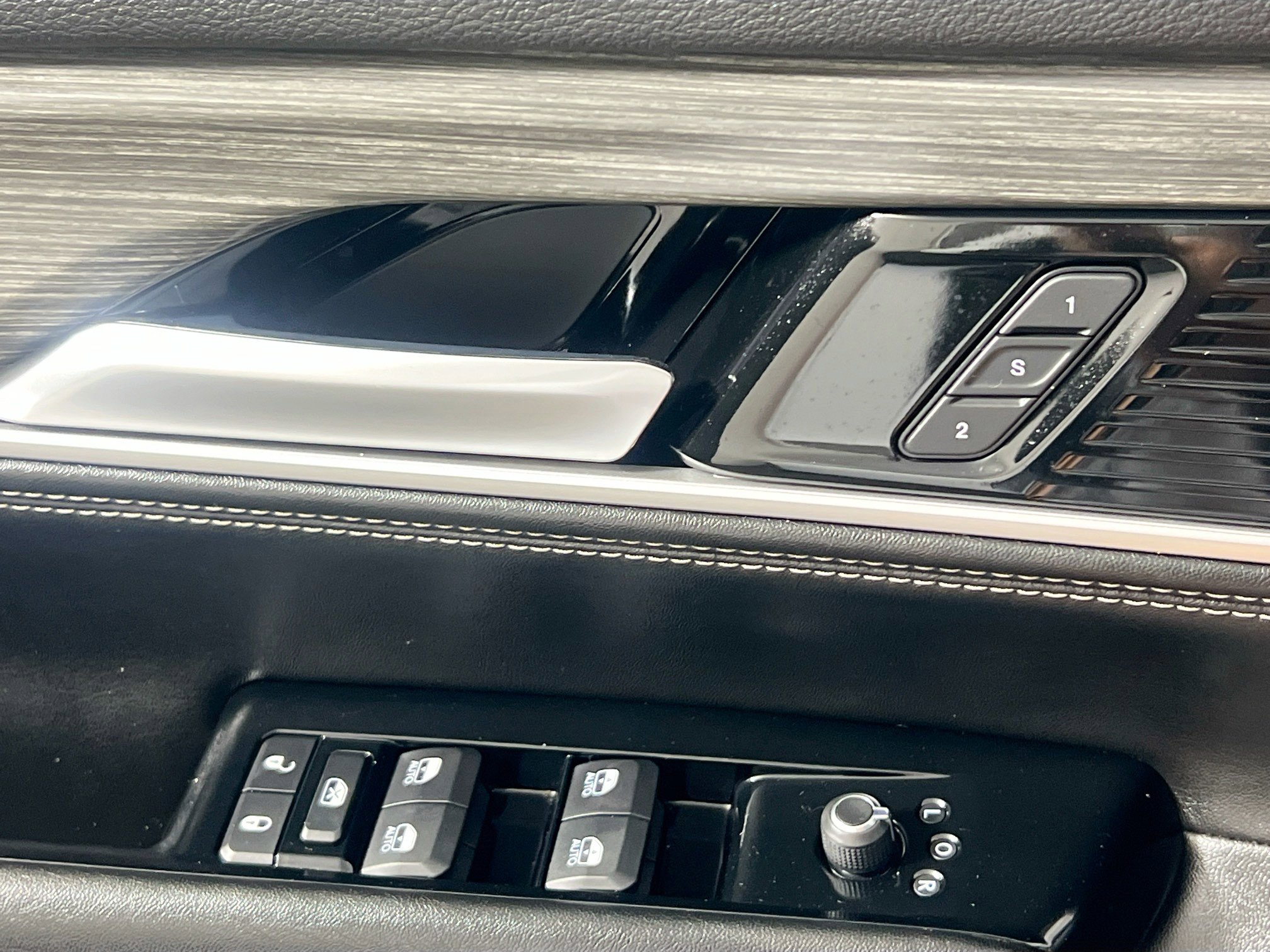 Used 2023 Jeep Wagoneer L Series II image 16