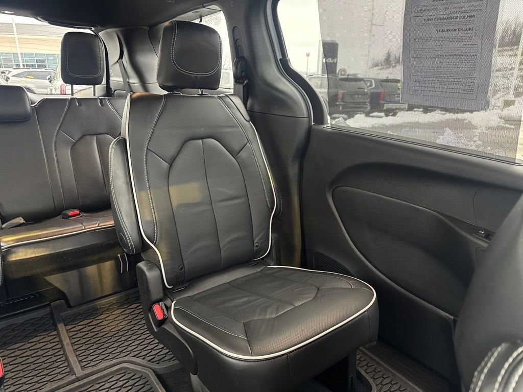 Used 2024 Chrysler Pacifica Limited w/ S Appearance Package image 14