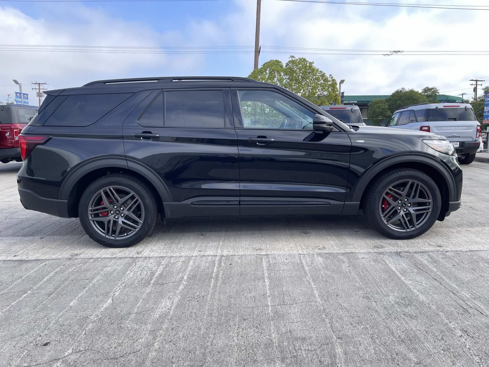 New 2026 Ford Explorer ST-Line w/ ST-Line Street Pack RWD image 2
