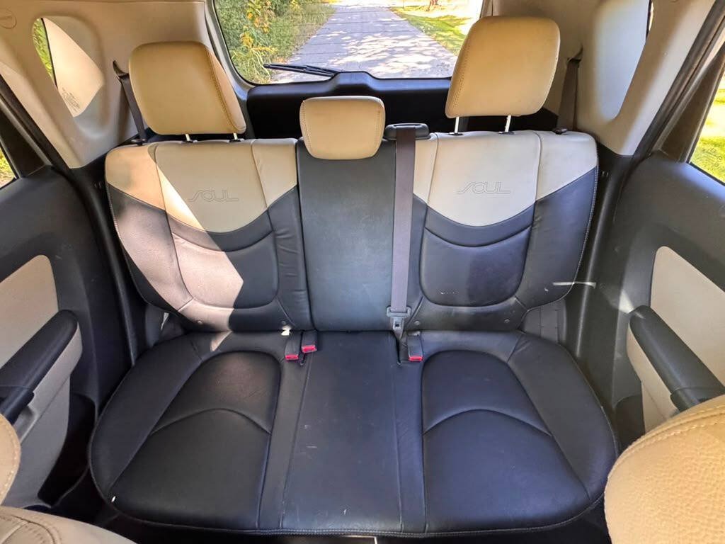 Used 2013 Kia Soul ! w/ Premium Pkg FWD image 16