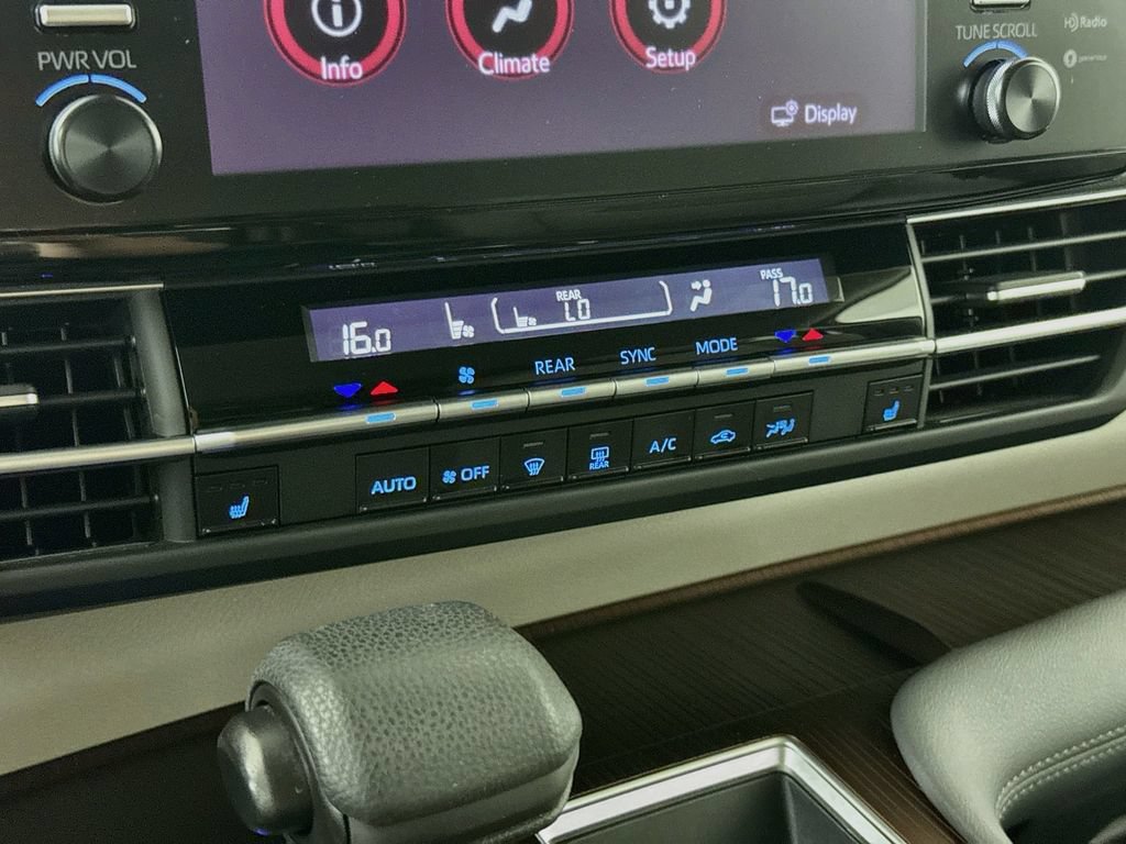 Used 2024 Toyota Sienna LE FWD image 18