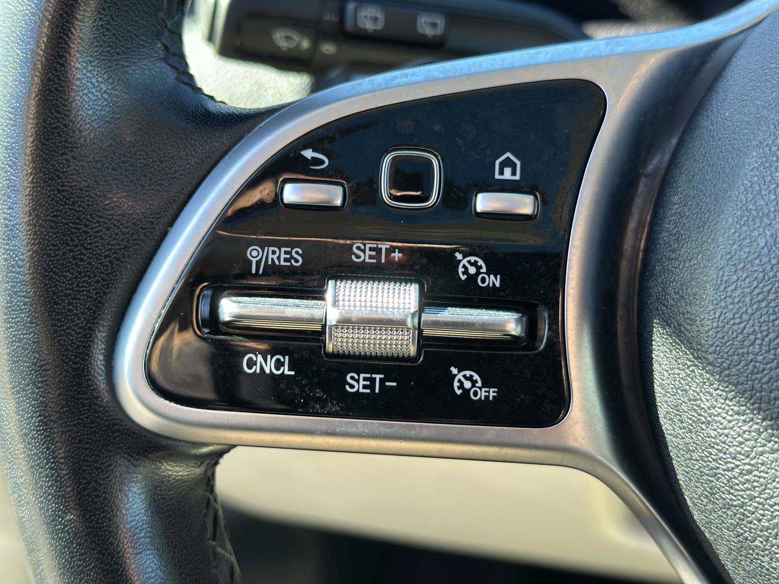 Used 2023 Mercedes-Benz GLB 250 4MATIC w/ Premium Package image 18