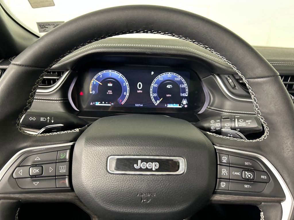 Used 2024 Jeep Grand Cherokee Limited w/ Luxury Tech Group II image 13