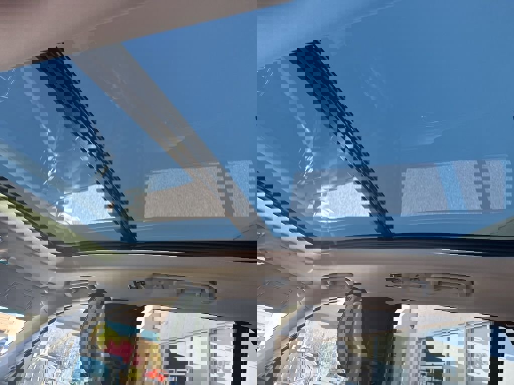 Used 2016 Volvo XC90 T8 Momentum w/ Vision Package image 11