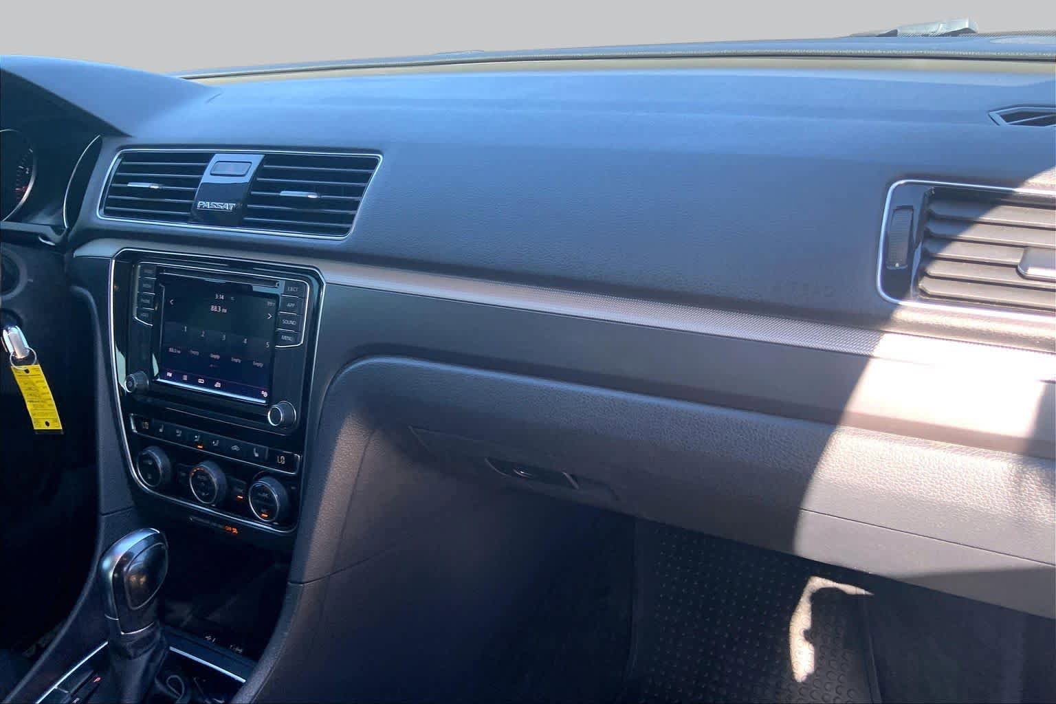 Used 2018 Volkswagen Passat 2.0T R-Line FWD image 18