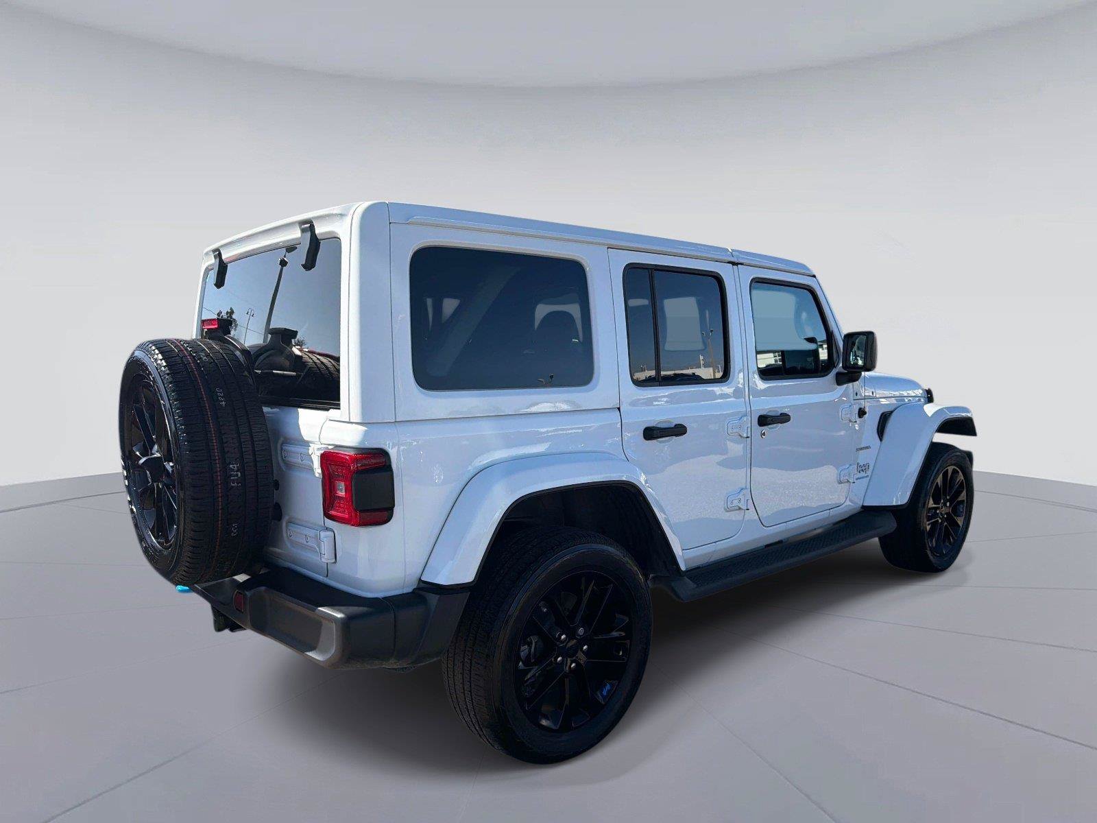 Used 2023 Jeep Wrangler Unlimited Sahara w/ Cold Weather Group AWD/4WD image 3