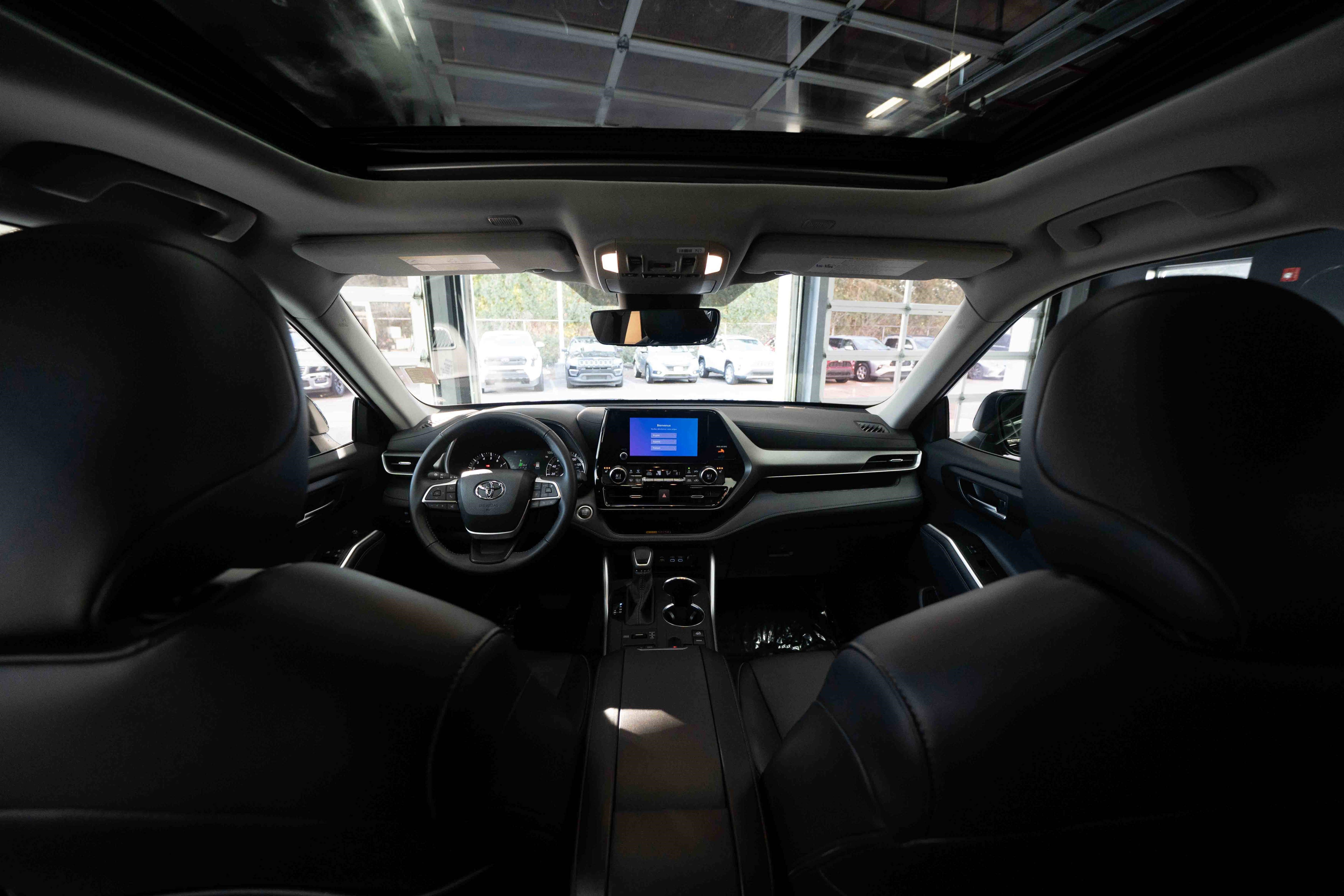 Used 2025 Toyota Highlander XLE image 19