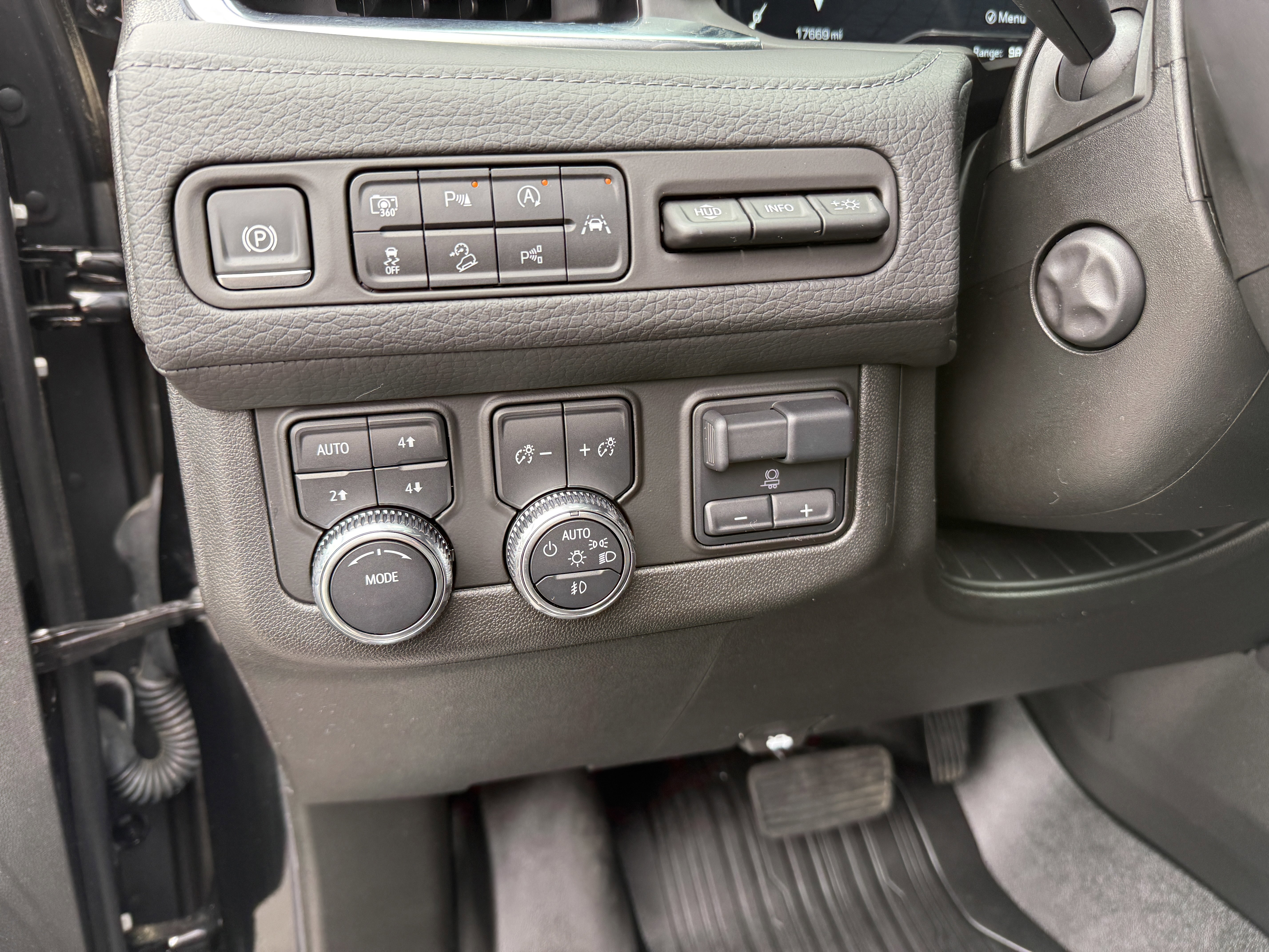 Used 2024 GMC Yukon XL Denali w/ Advanced Technology Package image 14