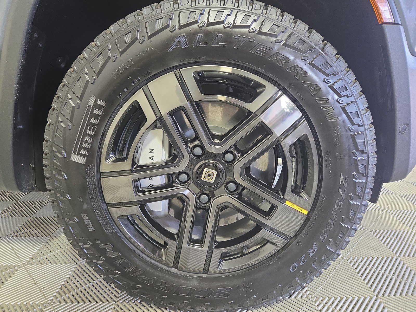 Used 2025 Rivian R1S Adventure image 11