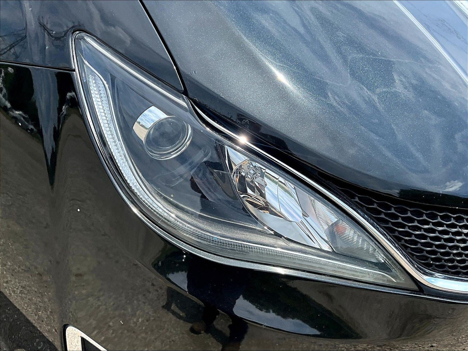 Used 2017 Chrysler Pacifica Touring-L FWD image 32