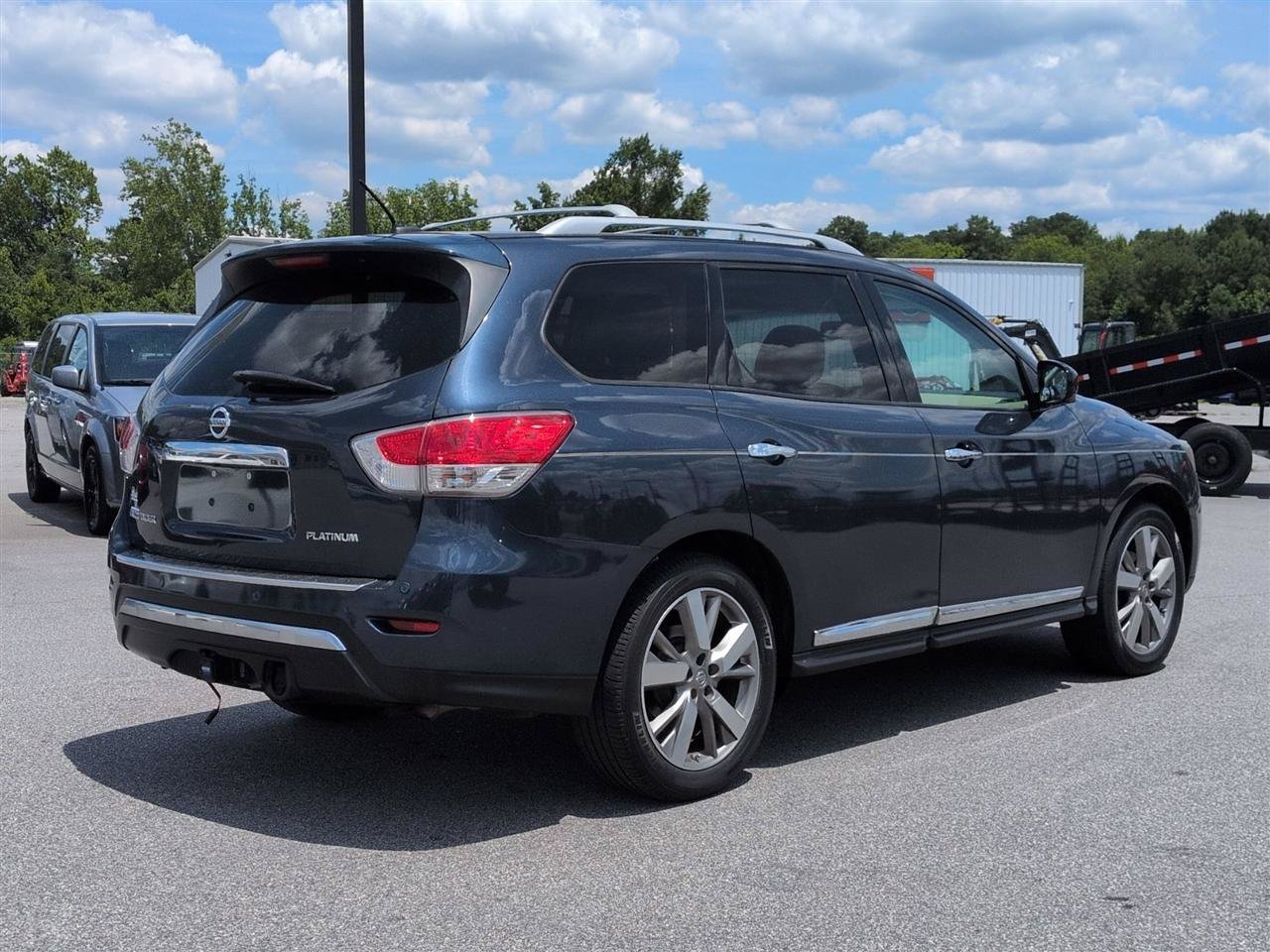 Used 2016 Nissan Pathfinder Platinum FWD image 3