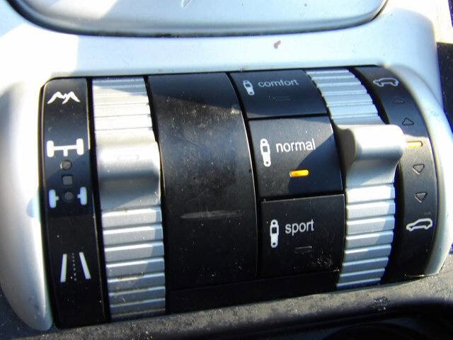 Used 2004 Porsche Cayenne Turbo image 17