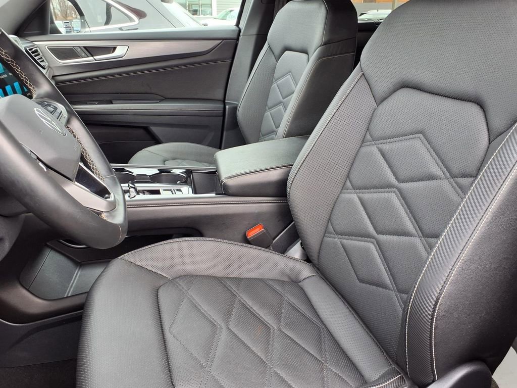 Used 2025 Volkswagen Atlas Cross Sport SE image 3