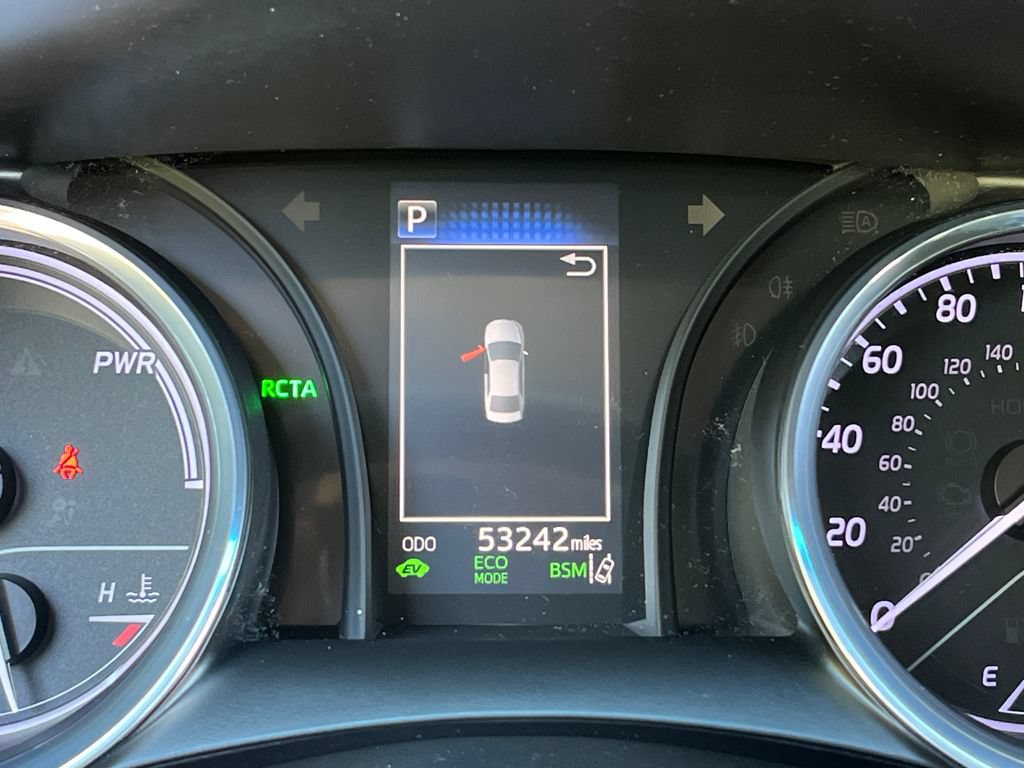 Used 2020 Toyota Camry SE w/ Sunroof Package FWD image 15