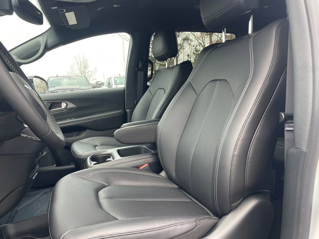 New 2026 Chrysler Pacifica Select image 12