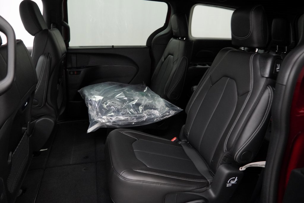 Certified 2025 Chrysler Pacifica Select image 21