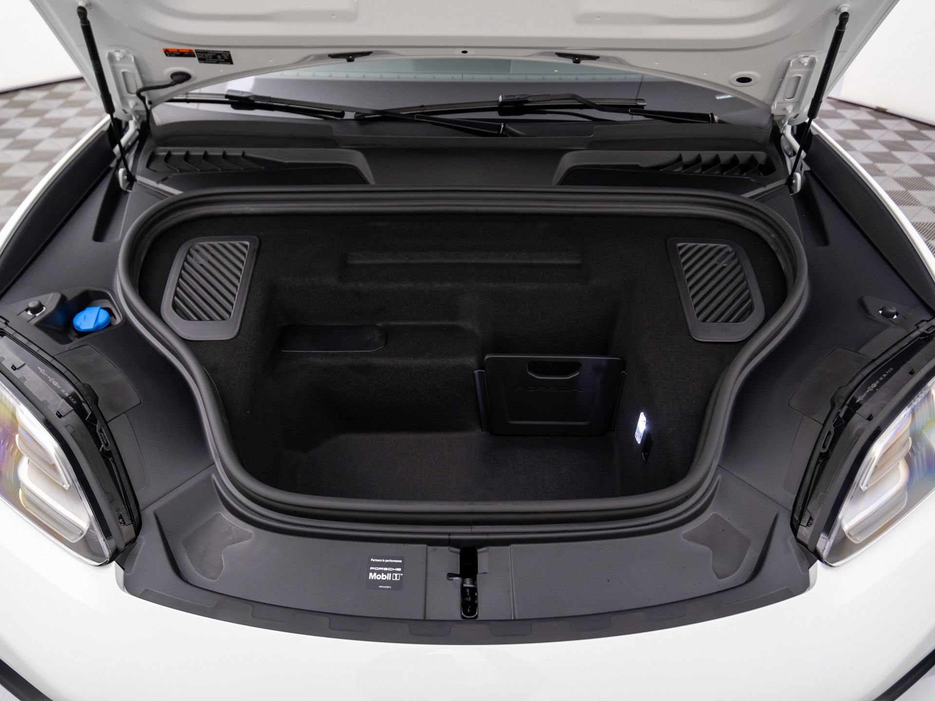 New 2026 Porsche Macan 4 Electric AWD/4WD image 32