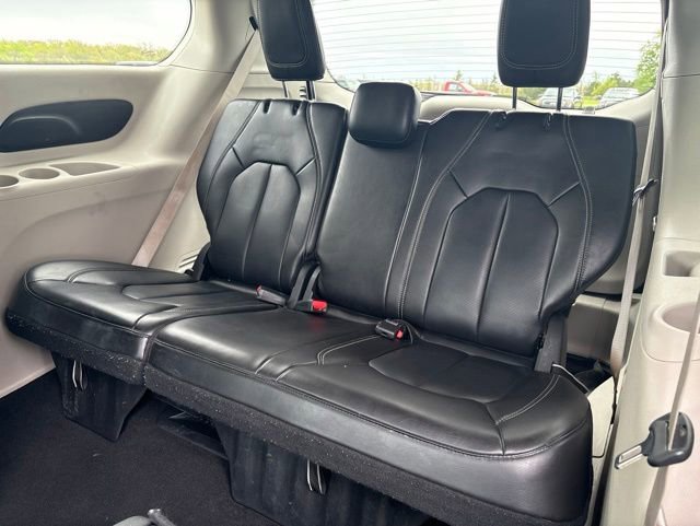 Used 2023 Chrysler Pacifica Touring-L FWD image 10