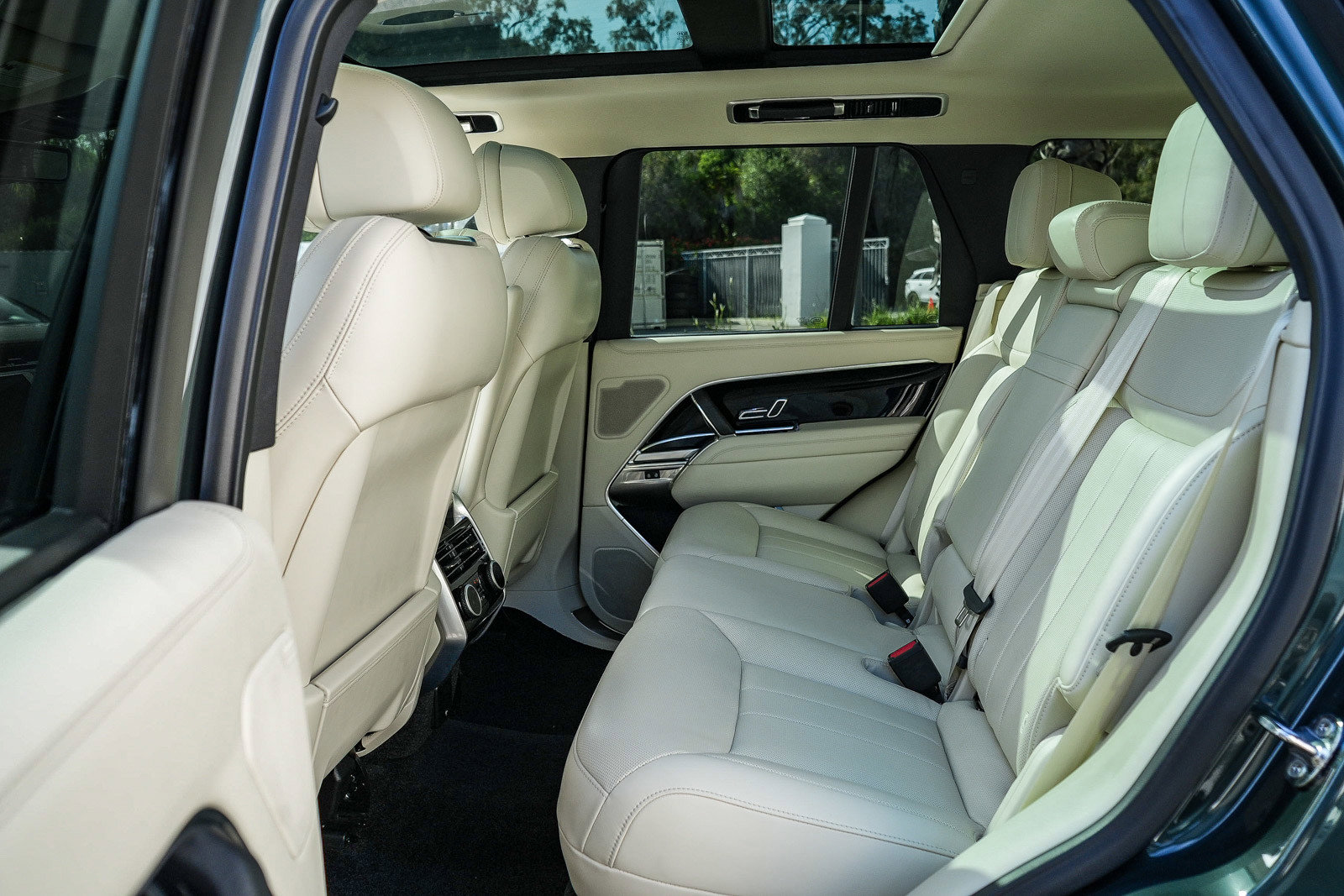 Certified 2025 Land Rover Range Rover SE AWD/4WD image 20