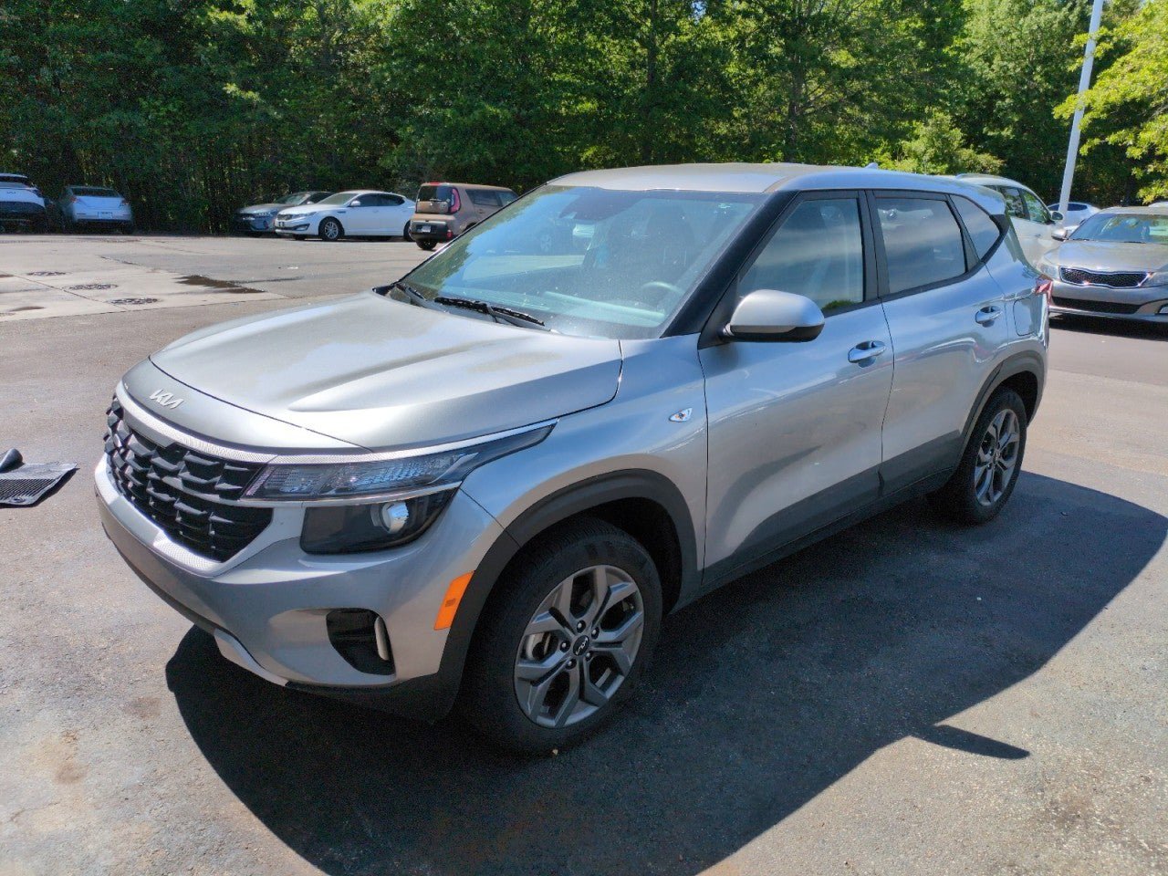 Used 2024 Kia Seltos LX AWD/4WD image 2