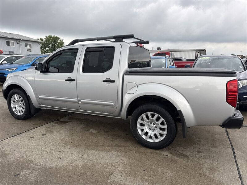 Used 2010 Nissan Frontier LE w/ LE Value Truck Pkg AWD/4WD image 4