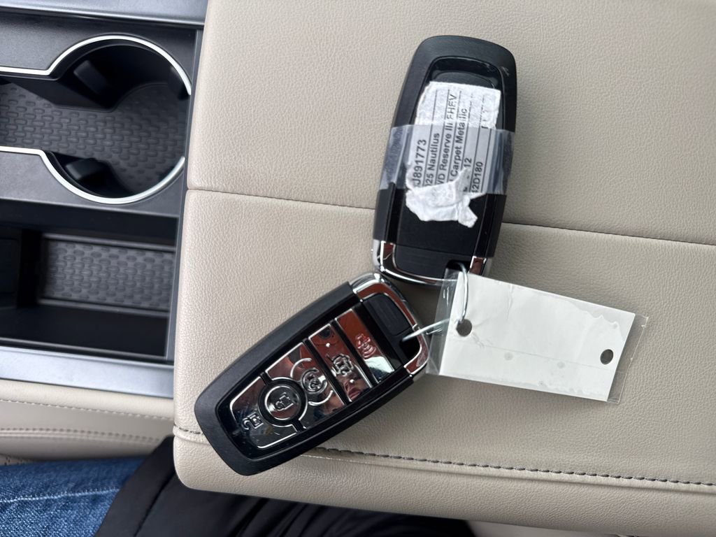 Used 2025 Lincoln Nautilus Reserve image 44