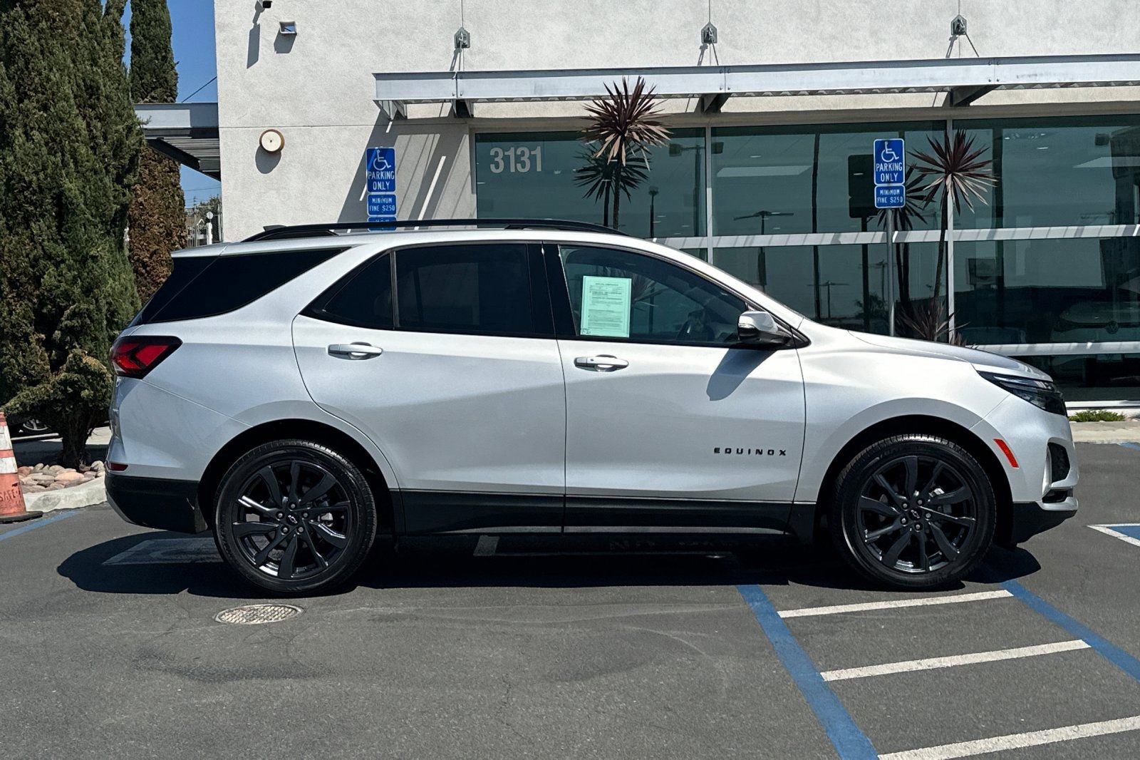 Used 2022 Chevrolet Equinox RS w/ RS Leather Package image 3