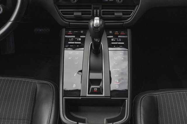 Used 2023 Porsche Macan Turbo image 19